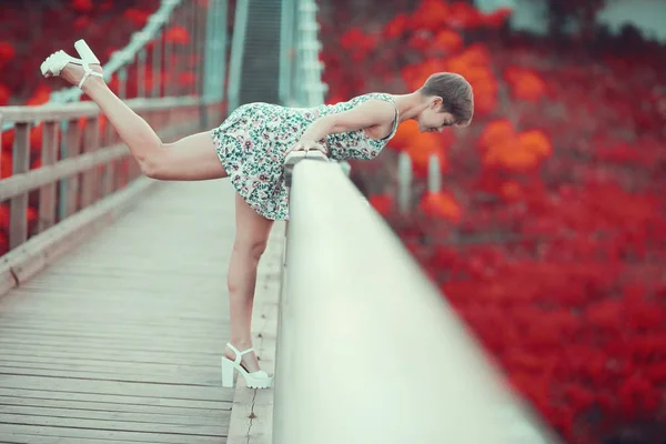 Porträt Einer Jungen Schönen Frau Kurzen Sommerkleid Auf Einer Holzbrücke — Stockfoto