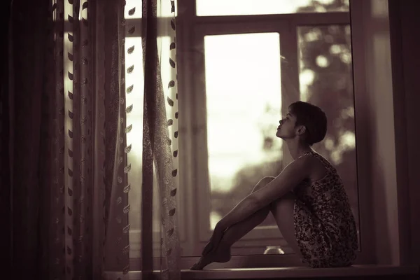 Πορτρέτο Του Ονειρικό Νεαρή Γυναίκα Που Κάθεται Ένα Windowsill Στο — Φωτογραφία Αρχείου
