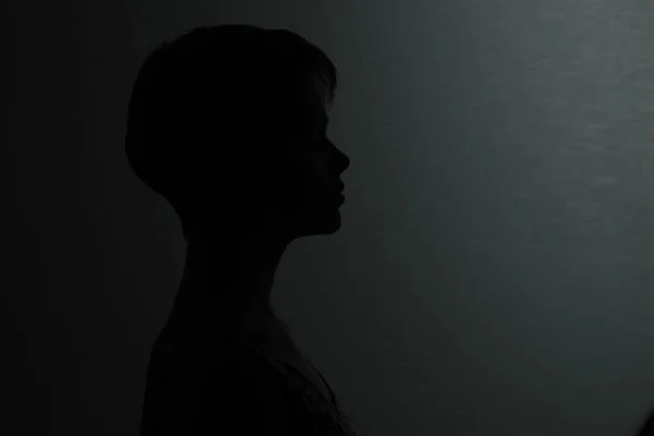 Retrato Estudio Una Joven Hermosa Con Corte Pelo Corto Primer — Foto de Stock