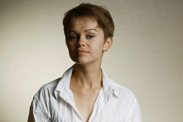 Retrato Estudio Una Joven Hermosa Con Corte Pelo Corto Primer —  Fotos de Stock