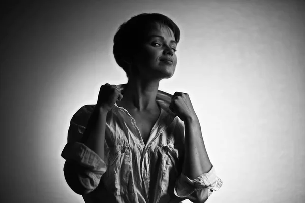 Estúdio Retrato Jovem Mulher Bonita Com Corte Cabelo Curto Close — Fotografia de Stock