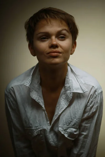 Retrato Estudio Una Joven Hermosa Con Corte Pelo Corto Primer —  Fotos de Stock