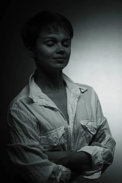 Retrato Estudio Una Joven Hermosa Con Corte Pelo Corto Primer —  Fotos de Stock