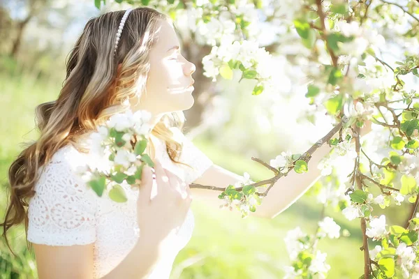 Muotokuva Nuori Kaunis Nainen Keväällä Kukkiva Puisto Omenankukka — kuvapankkivalokuva