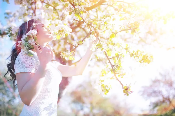 Portret Młodej Kobiety Piękne Drzewa Jabłoni Spring Garden — Zdjęcie stockowe