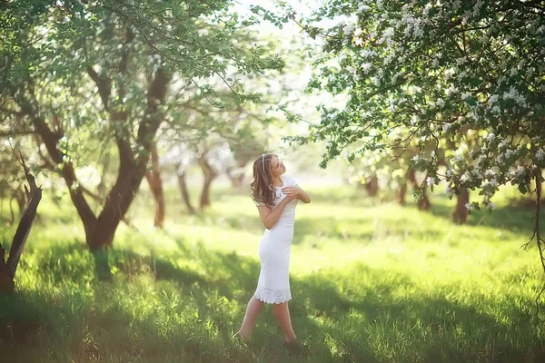 Portret Van Jonge Mooie Vrouw Een Voorjaar Bloeiende Park Apple — Stockfoto