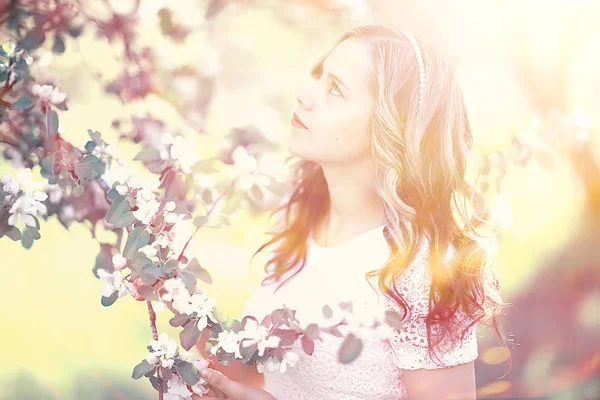 Retrato Mujer Hermosa Joven Parque Floreciente Primavera Flor Manzana — Foto de Stock