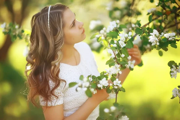 Portret Młodej Kobiety Piękne Parku Kwitnące Wiosną Apple Blossom — Zdjęcie stockowe