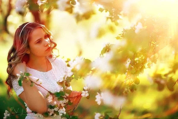 Portret Młodej Kobiety Piękne Parku Kwitnące Wiosną Apple Blossom — Zdjęcie stockowe