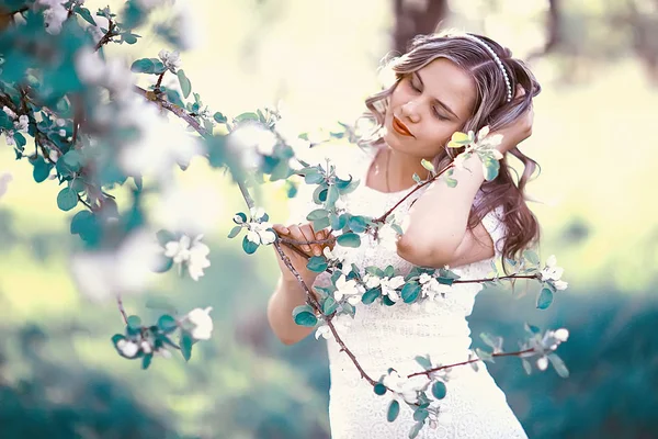 Porträtt Ung Vacker Kvinna Våren Blommande Park Äppelblom — Stockfoto