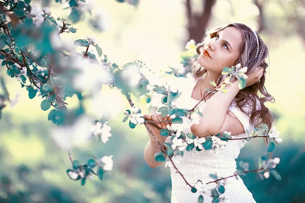 Portrait Jeune Belle Femme Dans Parc Fleuri Printemps Fleur Pomme — Photo