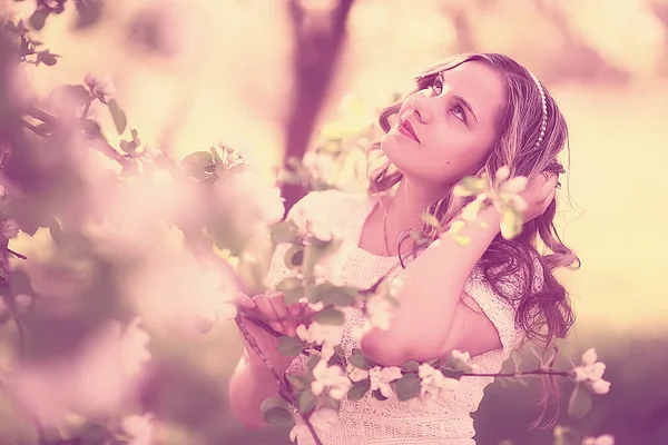 在春天盛开的公园 苹果开花年轻美丽的妇女的肖像 — 图库照片