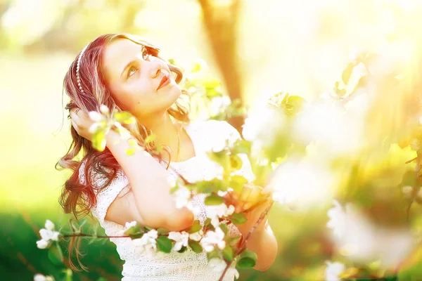 Portret Młodej Kobiety Piękne Parku Kwitnące Wiosną Apple Blossom — Zdjęcie stockowe