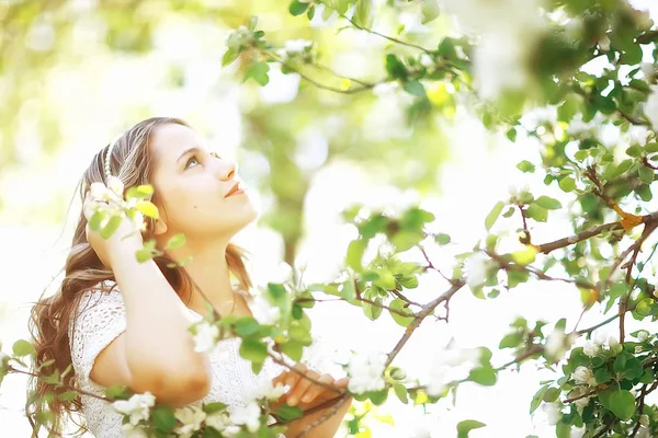 Portret Młodej Kobiety Piękne Drzewa Jabłoni Spring Garden — Zdjęcie stockowe