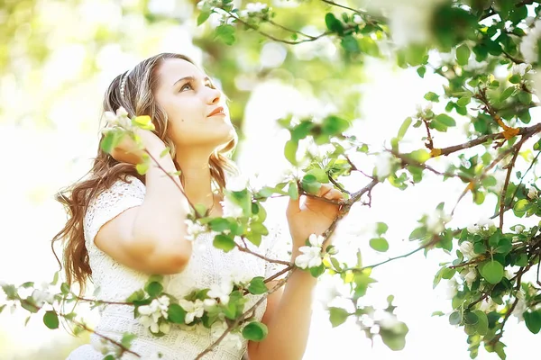 Porträtt Ung Vacker Kvinna Våren Blommande Park Äppelblom — Stockfoto