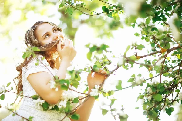 Портрет Молодої Красивої Жінки Парку Весняного Цвітіння Розквіт Яблук — стокове фото