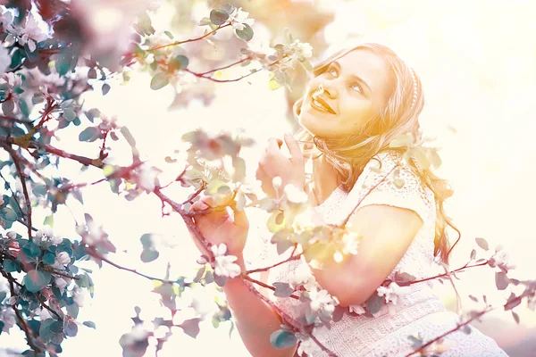 在春天盛开的公园 苹果开花年轻美丽的妇女的肖像 — 图库照片
