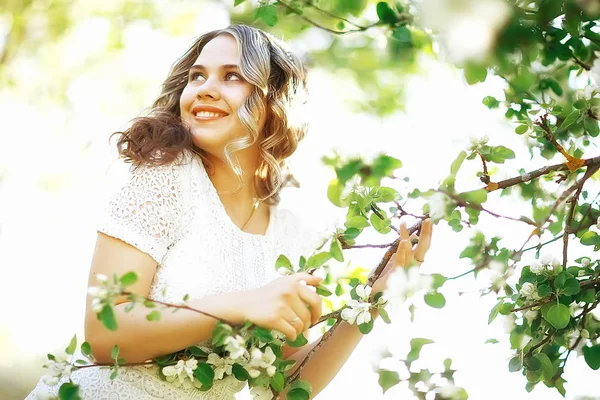 Portret Młodej Kobiety Piękne Parku Kwitnące Wiosną Apple Blossom — Zdjęcie stockowe