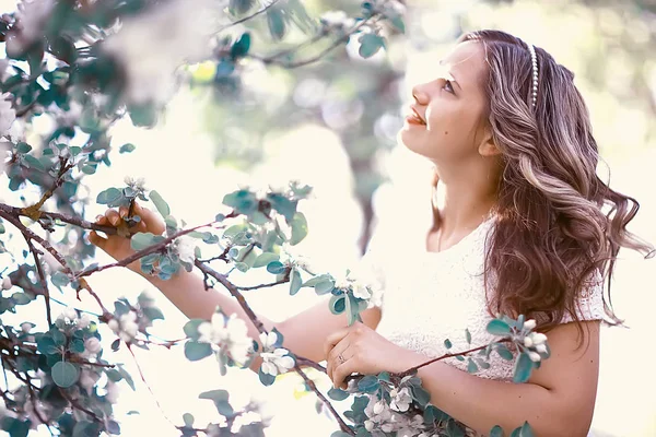 Porträtt Ung Vacker Kvinna Med Äppelblom Träd Vårträdgård — Stockfoto