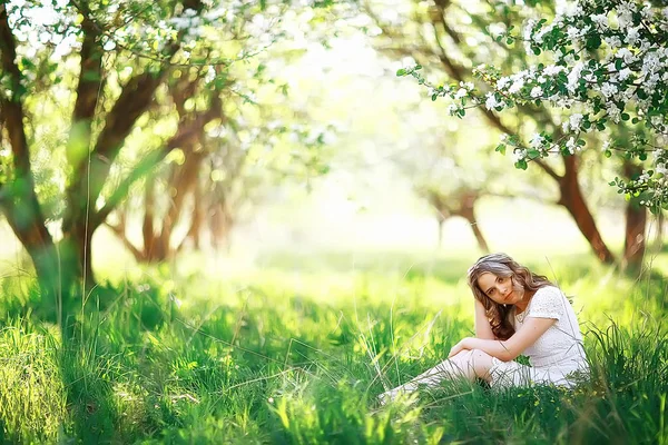 Portrait Young Beautiful Woman Spring Blooming Park Apple Blossom — Stock Photo, Image