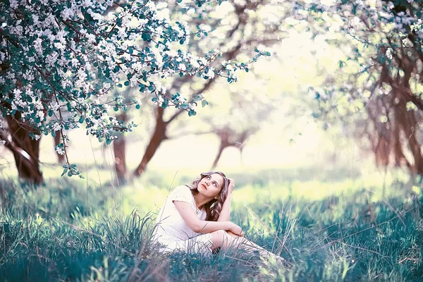 春咲く公園 リンゴ花の若い美しい女性の肖像画 — ストック写真