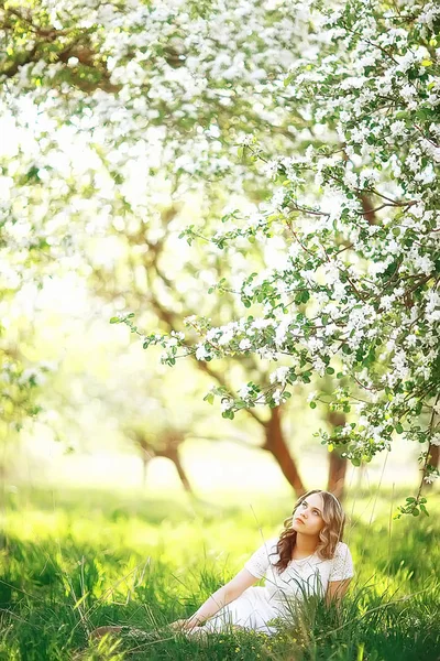 Portrait Young Beautiful Woman Apple Tree Blossom Spring Garden — Stock Photo, Image