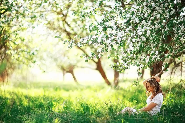 Retrato Mulher Bonita Nova Com Flor Árvore Maçã Jardim Primavera — Fotografia de Stock