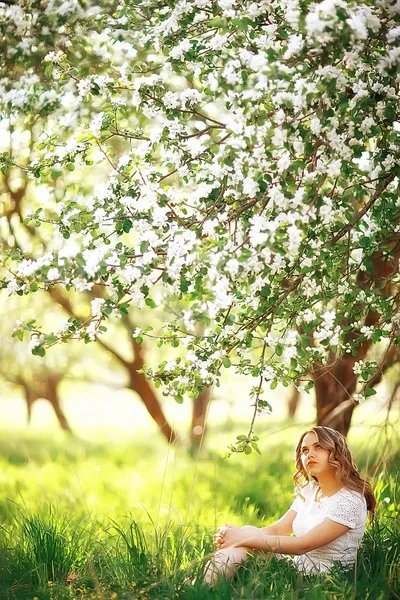 Porträtt Ung Vacker Kvinna Våren Blommande Park Äppelblom — Stockfoto
