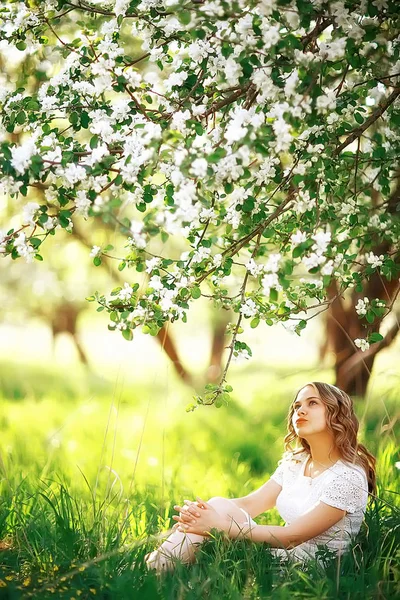 在春天盛开的公园 苹果开花年轻美丽的妇女的肖像 — 图库照片