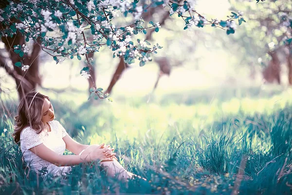 bir bahar çiçek açan Park, elma çiçeği genç güzel kadın portresi