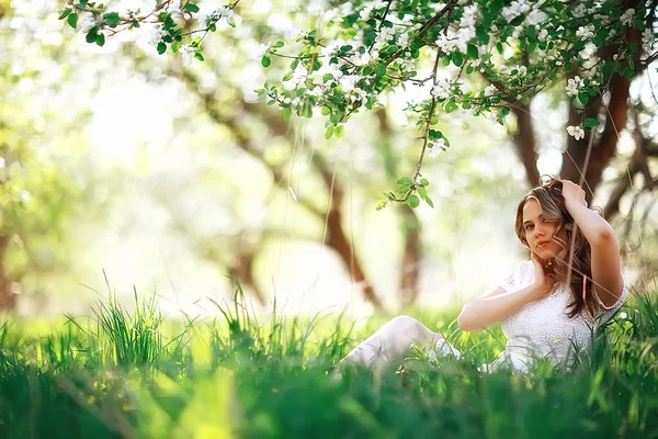 Retrato Mulher Bonita Nova Com Flor Árvore Maçã Jardim Primavera — Fotografia de Stock