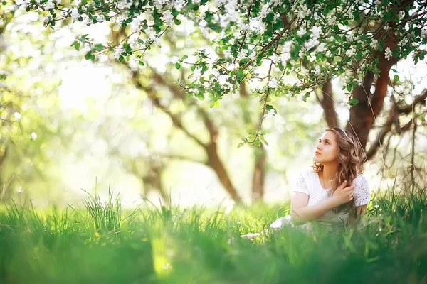 bir bahar çiçek açan Park, elma çiçeği genç güzel kadın portresi
