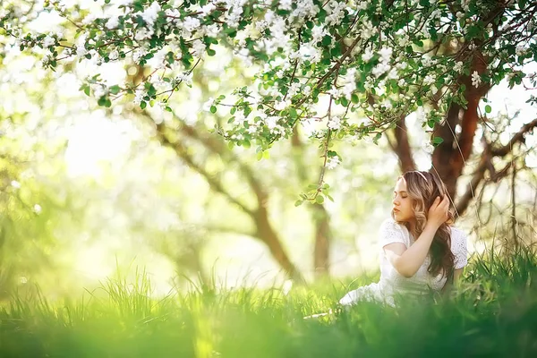 Porträt Einer Jungen Schönen Frau Einem Frühlingshaft Blühenden Park Apfelblüte — Stockfoto