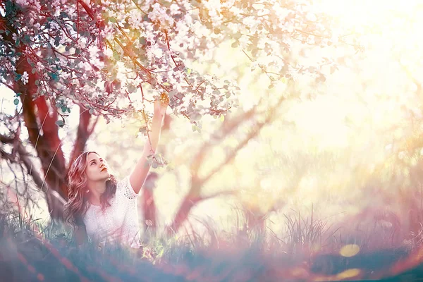 Portret Młodej Kobiety Piękne Parku Kwitnące Wiosną Apple Blossom — Zdjęcie stockowe