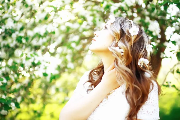 Porträtt Ung Vacker Kvinna Våren Blommande Park Äppelblom — Stockfoto