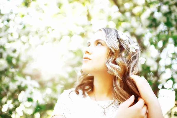 Portret Van Jonge Mooie Vrouw Met Appel Bloesem Van Boom — Stockfoto