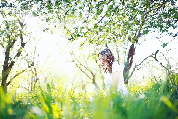 Porträtt Ung Vacker Kvinna Våren Blommande Park Äppelblom — Stockfoto