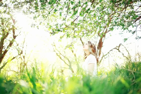 Porträtt Ung Vacker Kvinna Med Äppelblom Träd Vårträdgård — Stockfoto