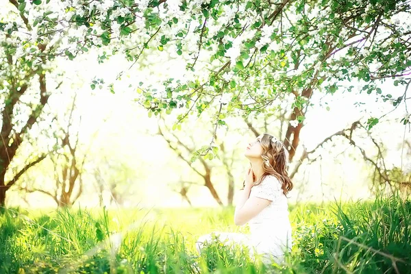 在春天盛开的公园 苹果开花年轻美丽的妇女的肖像 — 图库照片