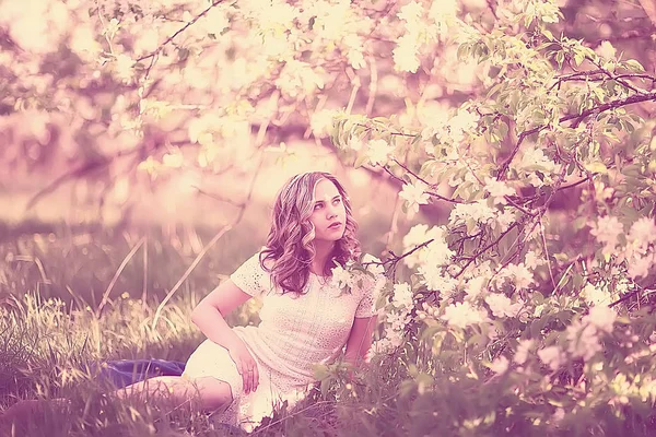 Portré Fiatal Gyönyörű Tavasszal Virágzó Parkban Alma Virága — Stock Fotó
