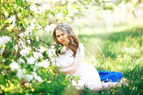 Retrato Mujer Hermosa Joven Parque Floreciente Primavera Flor Manzana — Foto de Stock