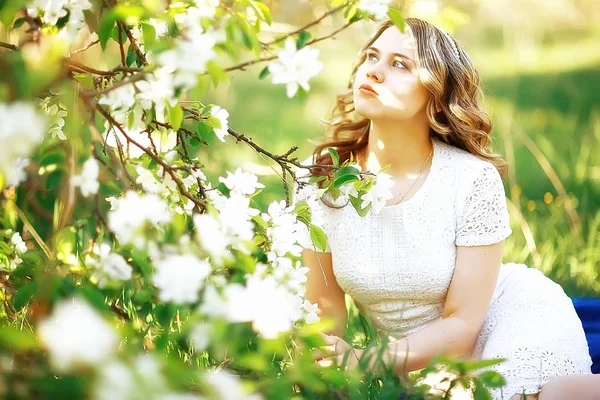 春の庭のリンゴの木花と若い美しい女性の肖像画 — ストック写真