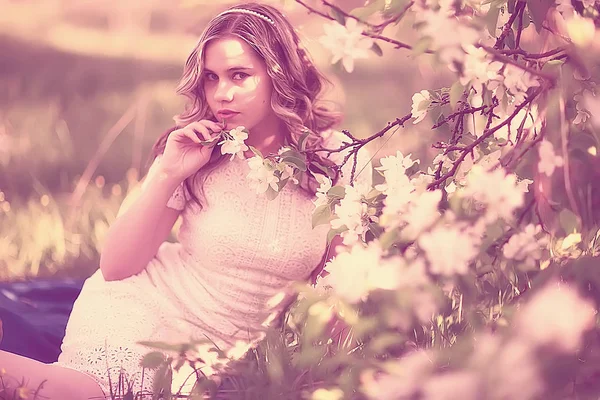 Portré Fiatal Gyönyörű Tavasszal Virágzó Parkban Alma Virága — Stock Fotó