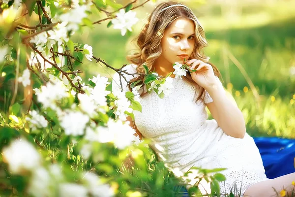 春天花园的苹果树开花年轻美丽的妇女的肖像 — 图库照片