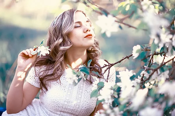 春咲く公園 リンゴ花の若い美しい女性の肖像画 — ストック写真