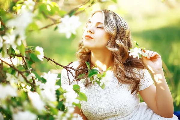 Retrato Mujer Hermosa Joven Parque Floreciente Primavera Flor Manzana —  Fotos de Stock