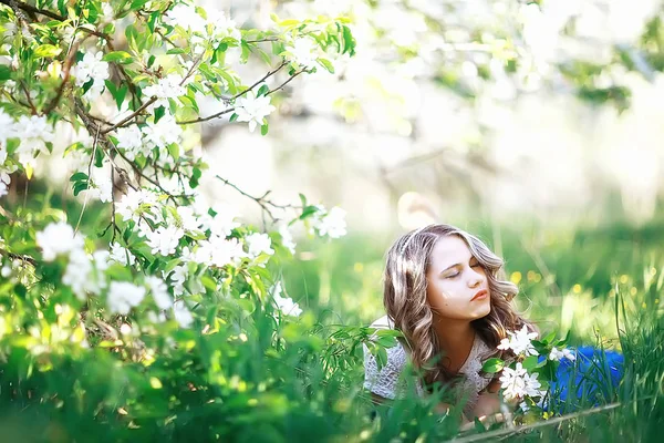 Portrait Young Beautiful Woman Spring Blooming Park Apple Blossom — Stock Photo, Image