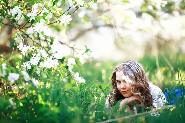 Portrét Mladé Krásné Ženy Strom Jabloň Jarní Zahradě — Stock fotografie