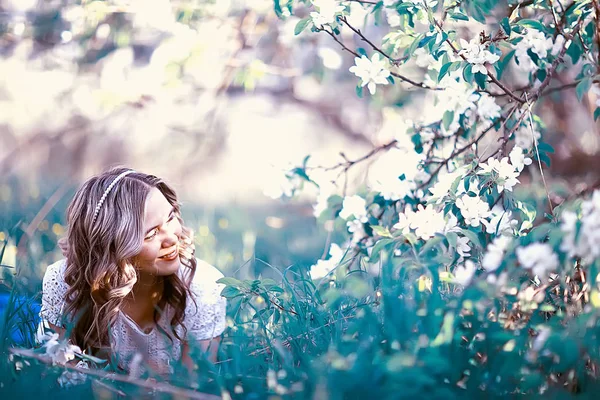 Elma Ağacı Çiçeği Bahar Bahçe Olan Güzel Kadın Portresi — Stok fotoğraf