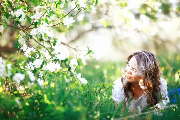 Portrait Young Beautiful Woman Spring Blooming Park Apple Blossom — Stock Photo, Image